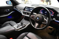 BMW 3シリーズ 320i Mｽﾎﾟｰﾂ ﾃﾞﾋﾞｭｰ&ｺﾝﾌｫｰﾄP ﾋｰﾀｰ付黒革 19AW ﾗｲﾌﾞｺｯｸﾋﾟｯﾄﾀｯﾁﾊﾟﾈﾙﾅﾋﾞ ｱｯﾌﾟﾙｶｰﾌﾟﾚｲ 追従ACC LEDﾍｯﾄﾞﾗｲﾄ 電動ﾄﾗﾝｸ 側面衝突&車線変更&逸脱警告 液晶ﾒｰﾀｰ Pｱｼｽﾄ ｳｯﾄﾞｲﾝﾃﾘｱ HiFiｽﾋﾟｰｶｰ 2年保証
