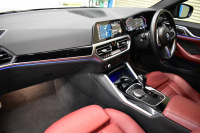 BMW 4シリーズ M440i xDriveｸﾞﾗﾝｸｰﾍﾟ 1ｵｰﾅｰ ｲﾉﾍﾞｰｼｮﾝ&ｺﾝﾌｫｰﾄ&ﾊｲﾗｲﾝP 全周囲ｶﾒﾗ ﾋｰﾀｰ付赤革 19AW ﾚｰｻﾞｰLEDﾍｯﾄﾞ HUD Mｽﾎﾟｰﾂﾃﾞﾌ ﾚｯﾄﾞﾌﾞﾚｰｷｷｬﾘﾊﾟｰ 可変Mｻｽ ｼﾞｪｽﾁｬｰC付ﾗｲﾌﾞｺｯｸﾋﾟｯﾄ Pｱｼｽﾄ LCW Apple Car Play TV harman/kardon 2年保証