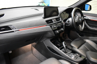 BMW X1 Xdrive18d Mｽﾎﾟｰﾂ ｴﾃﾞｨｼｮﾝｼﾞｮｲ+ LCI後期 ﾌｪｲｽﾘﾌﾄ後ﾓﾃﾞﾙ 4WD ｱﾄﾞﾊﾞﾝｽﾄﾞｱｸﾃｨﾌﾞｾｰﾌﾃｨ&ﾊｲﾗｲﾝ&ｺﾝﾌｫｰﾄP ACC HUD ﾋｰﾀｰ付電動黒革 LEDﾍｯﾄﾞﾗｲﾄ 18AW 車線逸脱&歩行者警告 衝突軽減B ﾀｯﾁﾊﾟﾈﾙﾅﾋﾞ Bｶﾒﾗ 電動Rｹﾞｰﾄ 2年保証