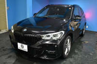 BMW X1 Xdrive18d Mｽﾎﾟｰﾂ ｴﾃﾞｨｼｮﾝｼﾞｮｲ+ LCI後期 ﾌｪｲｽﾘﾌﾄ後ﾓﾃﾞﾙ 4WD ｱﾄﾞﾊﾞﾝｽﾄﾞｱｸﾃｨﾌﾞｾｰﾌﾃｨ&ﾊｲﾗｲﾝ&ｺﾝﾌｫｰﾄP ACC HUD ﾋｰﾀｰ付電動黒革 LEDﾍｯﾄﾞﾗｲﾄ 18AW 車線逸脱&歩行者警告 衝突軽減B ﾀｯﾁﾊﾟﾈﾙﾅﾋﾞ Bｶﾒﾗ 電動Rｹﾞｰﾄ 2年保証