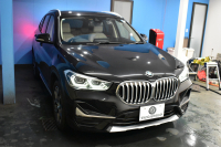 BMW X1 Xdrive18d Xﾗｲﾝ LCI後期 ﾌｪｲｽﾘﾌﾄ後ﾓﾃﾞﾙ 4WD ｱﾄﾞﾊﾞﾝｽﾄﾞｱｸﾃｨﾌﾞｾｰﾌﾃｨ&ﾊｲﾗｲﾝ&ｺﾝﾌｫｰﾄP ACC ﾋｰﾀｰ付電動白革 LEDﾍｯﾄﾞﾗｲﾄ 18AW 車線逸脱&歩行者警告 衝突軽減B ﾀｯﾁﾊﾟﾈﾙﾅﾋﾞ Bｶﾒﾗ 電動Rｹﾞｰﾄ 2年保証