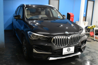 BMW X1 Xdrive18d Xﾗｲﾝ LCI後期 ﾌｪｲｽﾘﾌﾄ後ﾓﾃﾞﾙ 4WD ｱﾄﾞﾊﾞﾝｽﾄﾞｱｸﾃｨﾌﾞｾｰﾌﾃｨ&ﾊｲﾗｲﾝ&ｺﾝﾌｫｰﾄP ACC ﾋｰﾀｰ付電動白革 LEDﾍｯﾄﾞﾗｲﾄ 18AW 車線逸脱&歩行者警告 衝突軽減B ﾀｯﾁﾊﾟﾈﾙﾅﾋﾞ Bｶﾒﾗ 電動Rｹﾞｰﾄ 2年保証