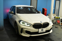 BMW 1シリーズ M135i xDrive 4WD ﾃﾞﾋﾞｭｰP ﾋｰﾀｰ付ﾌﾞﾗｯｸﾚｻﾞｰMｽﾎﾟｰﾂｼｰﾄ 可変ｻｽ Mｼｰﾄﾍﾞﾙﾄ ｱﾀﾞﾌﾟﾃｨﾌﾞLEDﾍｯﾄﾞﾗｲﾄ HUD Mｽﾎﾟｰﾂﾌﾞﾚｰｷ 追従ACC BMWﾗｲﾌﾞｺｯｸﾋﾟｯﾄ ﾀｯﾁﾊﾟﾈﾙﾅﾋﾞ Bｶﾒﾗ ｱｯﾌﾟﾙｶｰﾌﾟﾚｲ 電動ﾄﾗﾝｸ 2年保証