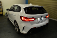 BMW 1シリーズ M135i xDrive 4WD ﾃﾞﾋﾞｭｰP ﾋｰﾀｰ付ﾌﾞﾗｯｸﾚｻﾞｰMｽﾎﾟｰﾂｼｰﾄ 可変ｻｽ Mｼｰﾄﾍﾞﾙﾄ ｱﾀﾞﾌﾟﾃｨﾌﾞLEDﾍｯﾄﾞﾗｲﾄ HUD Mｽﾎﾟｰﾂﾌﾞﾚｰｷ 追従ACC BMWﾗｲﾌﾞｺｯｸﾋﾟｯﾄ ﾀｯﾁﾊﾟﾈﾙﾅﾋﾞ Bｶﾒﾗ ｱｯﾌﾟﾙｶｰﾌﾟﾚｲ 電動ﾄﾗﾝｸ 2年保証