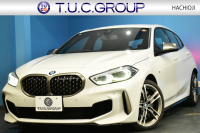 BMW 1シリーズ M135i xDrive 4WD ﾃﾞﾋﾞｭｰP ﾋｰﾀｰ付ﾌﾞﾗｯｸﾚｻﾞｰMｽﾎﾟｰﾂｼｰﾄ 可変ｻｽ Mｼｰﾄﾍﾞﾙﾄ ｱﾀﾞﾌﾟﾃｨﾌﾞLEDﾍｯﾄﾞﾗｲﾄ HUD Mｽﾎﾟｰﾂﾌﾞﾚｰｷ 追従ACC BMWﾗｲﾌﾞｺｯｸﾋﾟｯﾄ ﾀｯﾁﾊﾟﾈﾙﾅﾋﾞ Bｶﾒﾗ ｱｯﾌﾟﾙｶｰﾌﾟﾚｲ 電動ﾄﾗﾝｸ 2年保証