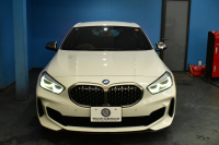 BMW 1シリーズ M135i xDrive 4WD ﾃﾞﾋﾞｭｰP ﾋｰﾀｰ付ﾌﾞﾗｯｸﾚｻﾞｰMｽﾎﾟｰﾂｼｰﾄ 可変ｻｽ Mｼｰﾄﾍﾞﾙﾄ ｱﾀﾞﾌﾟﾃｨﾌﾞLEDﾍｯﾄﾞﾗｲﾄ HUD Mｽﾎﾟｰﾂﾌﾞﾚｰｷ 追従ACC BMWﾗｲﾌﾞｺｯｸﾋﾟｯﾄ ﾀｯﾁﾊﾟﾈﾙﾅﾋﾞ Bｶﾒﾗ ｱｯﾌﾟﾙｶｰﾌﾟﾚｲ 電動ﾄﾗﾝｸ 2年保証