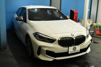 BMW 1シリーズ M135i xDrive 4WD ﾃﾞﾋﾞｭｰP ﾋｰﾀｰ付ﾌﾞﾗｯｸﾚｻﾞｰMｽﾎﾟｰﾂｼｰﾄ 可変ｻｽ Mｼｰﾄﾍﾞﾙﾄ ｱﾀﾞﾌﾟﾃｨﾌﾞLEDﾍｯﾄﾞﾗｲﾄ HUD Mｽﾎﾟｰﾂﾌﾞﾚｰｷ 追従ACC BMWﾗｲﾌﾞｺｯｸﾋﾟｯﾄ ﾀｯﾁﾊﾟﾈﾙﾅﾋﾞ Bｶﾒﾗ ｱｯﾌﾟﾙｶｰﾌﾟﾚｲ 電動ﾄﾗﾝｸ 2年保証