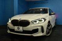 BMW 1シリーズ M135i xDrive 4WD ﾃﾞﾋﾞｭｰP ﾋｰﾀｰ付ﾌﾞﾗｯｸﾚｻﾞｰMｽﾎﾟｰﾂｼｰﾄ 可変ｻｽ Mｼｰﾄﾍﾞﾙﾄ ｱﾀﾞﾌﾟﾃｨﾌﾞLEDﾍｯﾄﾞﾗｲﾄ HUD Mｽﾎﾟｰﾂﾌﾞﾚｰｷ 追従ACC BMWﾗｲﾌﾞｺｯｸﾋﾟｯﾄ ﾀｯﾁﾊﾟﾈﾙﾅﾋﾞ Bｶﾒﾗ ｱｯﾌﾟﾙｶｰﾌﾟﾚｲ 電動ﾄﾗﾝｸ 2年保証