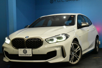 BMW 1シリーズ M135i xDrive 4WD ﾃﾞﾋﾞｭｰP ﾋｰﾀｰ付ﾌﾞﾗｯｸﾚｻﾞｰMｽﾎﾟｰﾂｼｰﾄ 可変ｻｽ Mｼｰﾄﾍﾞﾙﾄ ｱﾀﾞﾌﾟﾃｨﾌﾞLEDﾍｯﾄﾞﾗｲﾄ HUD Mｽﾎﾟｰﾂﾌﾞﾚｰｷ 追従ACC BMWﾗｲﾌﾞｺｯｸﾋﾟｯﾄ ﾀｯﾁﾊﾟﾈﾙﾅﾋﾞ Bｶﾒﾗ ｱｯﾌﾟﾙｶｰﾌﾟﾚｲ 電動ﾄﾗﾝｸ 2年保証