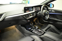 BMW 1シリーズ M135i xDrive 4WD ﾃﾞﾋﾞｭｰP ﾋｰﾀｰ付ﾌﾞﾗｯｸﾚｻﾞｰMｽﾎﾟｰﾂｼｰﾄ 可変ｻｽ Mｼｰﾄﾍﾞﾙﾄ ｱﾀﾞﾌﾟﾃｨﾌﾞLEDﾍｯﾄﾞﾗｲﾄ HUD Mｽﾎﾟｰﾂﾌﾞﾚｰｷ 追従ACC BMWﾗｲﾌﾞｺｯｸﾋﾟｯﾄ ﾀｯﾁﾊﾟﾈﾙﾅﾋﾞ Bｶﾒﾗ ｱｯﾌﾟﾙｶｰﾌﾟﾚｲ 電動ﾄﾗﾝｸ 2年保証