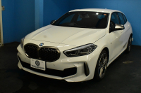 BMW 1シリーズ M135i xDrive 4WD ﾃﾞﾋﾞｭｰP ﾋｰﾀｰ付ﾌﾞﾗｯｸﾚｻﾞｰMｽﾎﾟｰﾂｼｰﾄ 可変ｻｽ Mｼｰﾄﾍﾞﾙﾄ ｱﾀﾞﾌﾟﾃｨﾌﾞLEDﾍｯﾄﾞﾗｲﾄ HUD Mｽﾎﾟｰﾂﾌﾞﾚｰｷ 追従ACC BMWﾗｲﾌﾞｺｯｸﾋﾟｯﾄ ﾀｯﾁﾊﾟﾈﾙﾅﾋﾞ Bｶﾒﾗ ｱｯﾌﾟﾙｶｰﾌﾟﾚｲ 電動ﾄﾗﾝｸ 2年保証