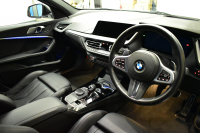 BMW 1シリーズ M135i xDrive 4WD ﾃﾞﾋﾞｭｰP ﾋｰﾀｰ付ﾌﾞﾗｯｸﾚｻﾞｰMｽﾎﾟｰﾂｼｰﾄ 可変ｻｽ Mｼｰﾄﾍﾞﾙﾄ ｱﾀﾞﾌﾟﾃｨﾌﾞLEDﾍｯﾄﾞﾗｲﾄ HUD Mｽﾎﾟｰﾂﾌﾞﾚｰｷ 追従ACC BMWﾗｲﾌﾞｺｯｸﾋﾟｯﾄ ﾀｯﾁﾊﾟﾈﾙﾅﾋﾞ Bｶﾒﾗ ｱｯﾌﾟﾙｶｰﾌﾟﾚｲ 電動ﾄﾗﾝｸ 2年保証