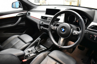 BMW X1 Xdrive20i Mｽﾎﾟｰﾂ ｱﾄﾞﾊﾞﾝｽﾄﾞｱｸﾃｨﾌﾞｾｰﾌﾃｨ&ｺﾝﾌｫｰﾄP 4WD 1ｵｰﾅｰ 追従ACC HUD ﾋｰﾀｰ付電動黒革 OZMSW20AW ｱｲﾊﾞｯﾊﾀﾞｳﾝｻｽ ﾀｯﾁﾊﾟｯﾄﾞﾅﾋﾞBｶﾒﾗ Pｱｼｽﾄ LEDﾍｯﾄﾞﾗｲﾄ 衝突軽減B 車線逸脱&歩行者警告 電動Rｹﾞｰﾄ 2年保証
