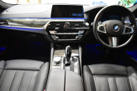 BMW 5シリーズ M550i Xﾄﾞﾗｲﾌﾞ ｱﾙﾃｨﾒｯﾄｴﾃﾞｨｼｮﾝ 55台限定車 4WD ｻﾝﾙｰﾌ ﾚｰｻﾞｰLEDﾍｯﾄﾞﾗｲﾄ ﾗｲﾌﾞｺｯｸﾋﾟｯﾄ ｺﾝﾌｫｰﾄｼｰﾄ 前席ﾏｯｻｰｼﾞ&ﾍﾞﾝﾁﾚｰﾀｰ 全席ﾋｰﾀｰ付黒革 可変Mｻｽ harman/kardon Mｽﾎﾟｰﾂﾌﾞﾚｰｷ ACC HUD 全周囲ｶﾒﾗ ﾌﾙｾｸﾞ 2年保証