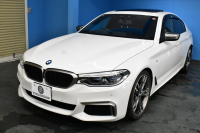 BMW 5シリーズ M550i Xﾄﾞﾗｲﾌﾞ ｱﾙﾃｨﾒｯﾄｴﾃﾞｨｼｮﾝ 55台限定車 4WD ｻﾝﾙｰﾌ ﾚｰｻﾞｰLEDﾍｯﾄﾞﾗｲﾄ ﾗｲﾌﾞｺｯｸﾋﾟｯﾄ ｺﾝﾌｫｰﾄｼｰﾄ 前席ﾏｯｻｰｼﾞ&ﾍﾞﾝﾁﾚｰﾀｰ 全席ﾋｰﾀｰ付黒革 可変Mｻｽ harman/kardon Mｽﾎﾟｰﾂﾌﾞﾚｰｷ ACC HUD 全周囲ｶﾒﾗ ﾌﾙｾｸﾞ 2年保証