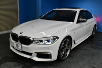 BMW 5シリーズ M550i Xﾄﾞﾗｲﾌﾞ ｱﾙﾃｨﾒｯﾄｴﾃﾞｨｼｮﾝ 55台限定車 4WD ｻﾝﾙｰﾌ ﾚｰｻﾞｰLEDﾍｯﾄﾞﾗｲﾄ ﾗｲﾌﾞｺｯｸﾋﾟｯﾄ ｺﾝﾌｫｰﾄｼｰﾄ 前席ﾏｯｻｰｼﾞ&ﾍﾞﾝﾁﾚｰﾀｰ 全席ﾋｰﾀｰ付黒革 可変Mｻｽ harman/kardon Mｽﾎﾟｰﾂﾌﾞﾚｰｷ ACC HUD 全周囲ｶﾒﾗ ﾌﾙｾｸﾞ 2年保証
