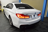 BMW 5シリーズ M550i Xﾄﾞﾗｲﾌﾞ ｱﾙﾃｨﾒｯﾄｴﾃﾞｨｼｮﾝ 55台限定車 4WD ｻﾝﾙｰﾌ ﾚｰｻﾞｰLEDﾍｯﾄﾞﾗｲﾄ ﾗｲﾌﾞｺｯｸﾋﾟｯﾄ ｺﾝﾌｫｰﾄｼｰﾄ 前席ﾏｯｻｰｼﾞ&ﾍﾞﾝﾁﾚｰﾀｰ 全席ﾋｰﾀｰ付黒革 可変Mｻｽ harman/kardon Mｽﾎﾟｰﾂﾌﾞﾚｰｷ ACC HUD 全周囲ｶﾒﾗ ﾌﾙｾｸﾞ 2年保証