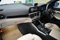 BMW 3シリーズ 320i Mｽﾎﾟｰﾂ ｲﾉﾍﾞｰｼｮﾝ&ﾊｲﾗｲﾝ&ｺﾝﾌｫｰﾄ&ｻｳﾝﾄﾞP ﾚｰｻﾞｰLEDﾍｯﾄﾞﾗｲﾄ ﾋｰﾀｰ付白革 可変Mｻｽ  追従ACC HUD ﾗｲﾌﾞｺｯｸﾋﾟｯﾄ全周囲ｶﾒﾗ ｱｯﾌﾟﾙｶｰﾌﾟﾚｲ haraman/kardon 1ｵｰﾅｰ 電動ﾄﾗﾝｸ2年保証