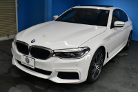 BMW 5シリーズ 530e Mｽﾎﾟｰﾂ iﾊﾟﾌｫｰﾏﾝｽ PHEV ｻﾝﾙｰﾌ ｾﾚｸﾄ&ﾊｲﾉﾍﾞｰｼｮﾝ&ﾊｲﾗｲﾝ&ｱﾄﾞﾊﾞﾝｽP 全面液晶ﾒｰﾀｰ 19AW 全席ﾋｰﾀｰ付黒革 ﾊｰﾏﾝｶｰﾄﾞﾝ 4ｿﾞｰﾝAC LEDﾍｯﾄﾞﾗｲﾄ ACC HUD LCW ﾀｯﾁﾊﾟﾈﾙﾅﾋﾞ全周囲ｶﾒﾗ ﾌﾙｾｸﾞﾜｲﾔﾚｽ充電 電動ﾄﾗﾝｸ 2年保証