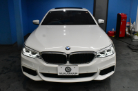 BMW 5シリーズ 530e Mｽﾎﾟｰﾂ iﾊﾟﾌｫｰﾏﾝｽ PHEV ｻﾝﾙｰﾌ ｾﾚｸﾄ&ﾊｲﾉﾍﾞｰｼｮﾝ&ﾊｲﾗｲﾝ&ｱﾄﾞﾊﾞﾝｽP 全面液晶ﾒｰﾀｰ 19AW 全席ﾋｰﾀｰ付黒革 ﾊｰﾏﾝｶｰﾄﾞﾝ 4ｿﾞｰﾝAC LEDﾍｯﾄﾞﾗｲﾄ ACC HUD LCW ﾀｯﾁﾊﾟﾈﾙﾅﾋﾞ全周囲ｶﾒﾗ ﾌﾙｾｸﾞﾜｲﾔﾚｽ充電 電動ﾄﾗﾝｸ 2年保証