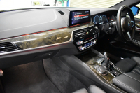 BMW 5シリーズ 530e Mｽﾎﾟｰﾂ iﾊﾟﾌｫｰﾏﾝｽ PHEV ｻﾝﾙｰﾌ ｾﾚｸﾄ&ﾊｲﾉﾍﾞｰｼｮﾝ&ﾊｲﾗｲﾝ&ｱﾄﾞﾊﾞﾝｽP 全面液晶ﾒｰﾀｰ 19AW 全席ﾋｰﾀｰ付黒革 ﾊｰﾏﾝｶｰﾄﾞﾝ 4ｿﾞｰﾝAC LEDﾍｯﾄﾞﾗｲﾄ ACC HUD LCW ﾀｯﾁﾊﾟﾈﾙﾅﾋﾞ全周囲ｶﾒﾗ ﾌﾙｾｸﾞﾜｲﾔﾚｽ充電 電動ﾄﾗﾝｸ 2年保証