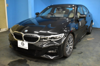 BMW 3シリーズ 320i Mｽﾎﾟｰﾂ ﾊｲﾗｲﾝP ﾋｰﾀｰ付白革 全周囲ｶﾒﾗ ﾜｲﾔﾚｽ充電 ﾌﾙｾｸﾞTV 追従ACC LCW 衝突軽減B 車線逸脱&歩行者警告 ﾗｲﾌﾞｺｯｸﾋﾟｯﾄ ｱｯﾌﾟﾙｶｰﾌﾟﾚｲ ﾌﾙｾｸﾞ ｳｯﾄﾞｲﾝﾃﾘｱ 2年保証