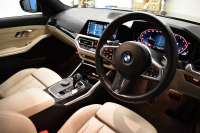 BMW 3シリーズ 320i Mｽﾎﾟｰﾂ ﾊｲﾗｲﾝP ﾋｰﾀｰ付白革 全周囲ｶﾒﾗ ﾜｲﾔﾚｽ充電 ﾌﾙｾｸﾞTV 追従ACC LCW 衝突軽減B 車線逸脱&歩行者警告 ﾗｲﾌﾞｺｯｸﾋﾟｯﾄ ｱｯﾌﾟﾙｶｰﾌﾟﾚｲ ﾌﾙｾｸﾞ ｳｯﾄﾞｲﾝﾃﾘｱ 2年保証
