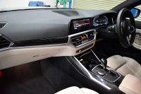 BMW 3シリーズ 320i Mｽﾎﾟｰﾂ ﾊｲﾗｲﾝP ﾋｰﾀｰ付白革 全周囲ｶﾒﾗ ﾜｲﾔﾚｽ充電 ﾌﾙｾｸﾞTV 追従ACC LCW 衝突軽減B 車線逸脱&歩行者警告 ﾗｲﾌﾞｺｯｸﾋﾟｯﾄ ｱｯﾌﾟﾙｶｰﾌﾟﾚｲ ﾌﾙｾｸﾞ ｳｯﾄﾞｲﾝﾃﾘｱ 2年保証