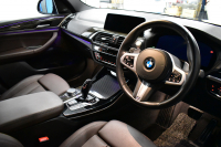 BMW X3 Xﾄﾞﾗｲﾌﾞ20d Mｽﾎﾟｰﾂ ｾﾚｸﾄ&ﾊｲﾗｲﾝP ﾊﾟﾉﾗﾏｻﾝR 型式変更後ﾓﾃﾞﾙ（UZ20） ﾗｲﾌﾞｺｯｸﾋﾟｯﾄ  20AW 前席ﾍﾞﾝﾁﾚｰｼｮﾝ LEDﾍｯﾄﾞﾗｲﾄ 追従ACC HUD 全席ﾋｰﾀｰ付茶革 LCW ﾀｯﾁﾊﾟﾈﾙﾅﾋﾞﾌﾙｾｸﾞ全周囲ｶﾒﾗ3Dﾋﾞｭｰ ﾜｲﾔﾚｽ充電  2年保証