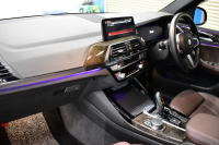 BMW X3 Xﾄﾞﾗｲﾌﾞ20d Mｽﾎﾟｰﾂ ｾﾚｸﾄ&ﾊｲﾗｲﾝP ﾊﾟﾉﾗﾏｻﾝR 型式変更後ﾓﾃﾞﾙ（UZ20） ﾗｲﾌﾞｺｯｸﾋﾟｯﾄ  20AW 前席ﾍﾞﾝﾁﾚｰｼｮﾝ LEDﾍｯﾄﾞﾗｲﾄ 追従ACC HUD 全席ﾋｰﾀｰ付茶革 LCW ﾀｯﾁﾊﾟﾈﾙﾅﾋﾞﾌﾙｾｸﾞ全周囲ｶﾒﾗ3Dﾋﾞｭｰ ﾜｲﾔﾚｽ充電  2年保証