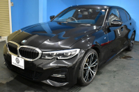 BMW 3シリーズ 320i Mｽﾎﾟｰﾂ ﾃﾞﾋﾞｭｰ&ｺﾝﾌｫｰﾄP ﾋｰﾀｰ付黒革 追従ACC  HUD  LCW 19AW 衝突軽減B 車線逸脱&歩行者警告 ﾗｲﾌﾞｺｯｸﾋﾟｯﾄ ｱｯﾌﾟﾙｶｰﾌﾟﾚｲ Bｶﾒﾗ 電動ﾄﾗﾝｸ ﾜｲﾔﾚｽ充電 社外ﾌﾙｾｸﾞ  ｳｯﾄﾞｲﾝﾃﾘｱ 2年保証