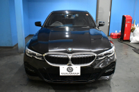 BMW 3シリーズ 320i Mｽﾎﾟｰﾂ ﾃﾞﾋﾞｭｰ&ｺﾝﾌｫｰﾄP ﾋｰﾀｰ付黒革 追従ACC  HUD  LCW 19AW 衝突軽減B 車線逸脱&歩行者警告 ﾗｲﾌﾞｺｯｸﾋﾟｯﾄ ｱｯﾌﾟﾙｶｰﾌﾟﾚｲ Bｶﾒﾗ 電動ﾄﾗﾝｸ ﾜｲﾔﾚｽ充電 社外ﾌﾙｾｸﾞ  ｳｯﾄﾞｲﾝﾃﾘｱ 2年保証