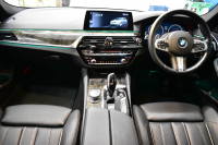 BMW 5シリーズ 523iﾂｰﾘﾝｸﾞ Mｽﾎﾟｰﾂ ｲﾉﾍﾞｰｼｮﾝ&ﾊｲﾗｲﾝP 全席ﾋｰﾀｰ付黒革 ｼﾞｪｽﾁｬｰC付ﾀｯﾁﾊﾟﾈﾙHDDﾅﾋﾞ 全周囲ｶﾒﾗ ﾜｲﾔﾚｽ充電 液晶ﾒｰﾀｰ 追従ACC HUD ｱﾀﾞﾌﾟﾃｨﾌﾞLEDﾍｯﾄﾞﾗｲﾄ 車線変更&逸脱&歩行者警告 19AW  2年保証