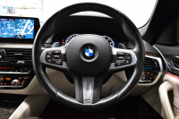 BMW 5シリーズ 523i Mｽﾎﾟｰﾂ ｻﾝﾙｰﾌ ｲﾉﾍﾞｰｼｮﾝ&ﾊｲﾗｲﾝP ｱﾀﾞﾌﾟﾃｨﾌﾞLEDﾍｯﾄﾞﾗｲﾄ 全席ﾋｰﾀｰ付白革 追従ACC HUD ｼﾞｪｽﾁｬｰC付ﾀｯﾁﾊﾟﾈﾙHDDﾅﾋﾞ全周囲ｶﾒﾗ ﾜｲﾔﾚｽ充電 車線変更&逸脱&歩行者警告 Pｱｼｽﾄ 液晶ﾒｰﾀｰ 19AW 2年保証