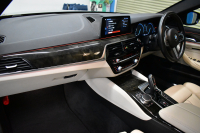 BMW 5シリーズ 523i Mｽﾎﾟｰﾂ ｻﾝﾙｰﾌ ｲﾉﾍﾞｰｼｮﾝ&ﾊｲﾗｲﾝP ｱﾀﾞﾌﾟﾃｨﾌﾞLEDﾍｯﾄﾞﾗｲﾄ 全席ﾋｰﾀｰ付白革 追従ACC HUD ｼﾞｪｽﾁｬｰC付ﾀｯﾁﾊﾟﾈﾙHDDﾅﾋﾞ全周囲ｶﾒﾗ ﾜｲﾔﾚｽ充電 車線変更&逸脱&歩行者警告 Pｱｼｽﾄ 液晶ﾒｰﾀｰ 19AW 2年保証