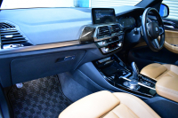 BMW X3 Xﾄﾞﾗｲﾌﾞ20d Mｽﾎﾟｰﾂ ｾﾚｸﾄ&ﾊｲﾗｲﾝP ﾊﾟﾉﾗﾏｻﾝR 型式変更後ﾓﾃﾞﾙ（UZ20） harman/kardon ﾗｲﾌﾞｺｯｸﾋﾟｯﾄ  20AW LEDﾍｯﾄﾞﾗｲﾄ 追従ACC HUD 全席ﾋｰﾀｰ付茶革 LCW ﾀｯﾁﾊﾟﾈﾙﾅﾋﾞﾌﾙｾｸﾞ全周囲ｶﾒﾗ3Dﾋﾞｭｰ  電動Rｹﾞｰﾄ ﾜｲﾔﾚｽ充電  2年保証