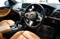 BMW X3 Xﾄﾞﾗｲﾌﾞ20d Mｽﾎﾟｰﾂ ｾﾚｸﾄ&ﾊｲﾗｲﾝP ﾊﾟﾉﾗﾏｻﾝR 型式変更後ﾓﾃﾞﾙ（UZ20） harman/kardon ﾗｲﾌﾞｺｯｸﾋﾟｯﾄ  20AW LEDﾍｯﾄﾞﾗｲﾄ 追従ACC HUD 全席ﾋｰﾀｰ付茶革 LCW ﾀｯﾁﾊﾟﾈﾙﾅﾋﾞﾌﾙｾｸﾞ全周囲ｶﾒﾗ3Dﾋﾞｭｰ  電動Rｹﾞｰﾄ ﾜｲﾔﾚｽ充電  2年保証
