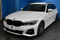 BMW 3シリーズ 330iﾂｰﾘﾝｸﾞ Mｽﾎﾟｰﾂ 高出力 ﾊｲﾗｲﾝ&ｺﾝﾌｫｰﾄP LEDﾍｯﾄﾞﾗｲﾄ ﾋｰﾀｰ付黒革 全周囲ｶﾒﾗ ACC Mｽﾎﾟｰﾂﾌﾞﾚｰｷ ﾀｯﾁﾊﾟﾈﾙﾅﾋﾞ ｱｯﾌﾟﾙｶｰﾌﾟﾚｲ 電動Rｹﾞｰﾄ ﾜｲﾔﾚｽ充電 18AW 2年保証