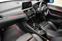 BMW X1 Xdrive25i  Mｽﾎﾟｰﾂ 後期LCI 高出力ｶﾞｿﾘﾝｴﾝｼﾞﾝ  ﾌｪｲｽﾘﾌﾄ後ﾓﾃﾞﾙ  1ｵｰﾅｰ 4WD 有償ｶﾗｰ「ﾐﾈﾗﾙﾎﾜｲﾄﾊﾟｰﾙ」 ﾊｲﾗｲﾝ&ｺﾝﾌｫｰﾄP 追従ACC HUD ﾋｰﾀｰ付電動黒革 ﾀｯﾁﾊﾟﾈﾙHDDﾅﾋﾞBｶﾒﾗ Pｱｼｽﾄ 衝突軽減B 車線逸脱&歩行者警告 電動Rｹﾞｰﾄ 18AW 2年保証