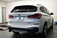 BMW X1 Xdrive25i  Mｽﾎﾟｰﾂ 後期LCI 高出力ｶﾞｿﾘﾝｴﾝｼﾞﾝ  ﾌｪｲｽﾘﾌﾄ後ﾓﾃﾞﾙ  1ｵｰﾅｰ 4WD 有償ｶﾗｰ「ﾐﾈﾗﾙﾎﾜｲﾄﾊﾟｰﾙ」 ﾊｲﾗｲﾝ&ｺﾝﾌｫｰﾄP 追従ACC HUD ﾋｰﾀｰ付電動黒革 ﾀｯﾁﾊﾟﾈﾙHDDﾅﾋﾞBｶﾒﾗ Pｱｼｽﾄ 衝突軽減B 車線逸脱&歩行者警告 電動Rｹﾞｰﾄ 18AW 2年保証