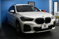 BMW X1 Xdrive25i  Mｽﾎﾟｰﾂ 後期LCI 高出力ｶﾞｿﾘﾝｴﾝｼﾞﾝ  ﾌｪｲｽﾘﾌﾄ後ﾓﾃﾞﾙ  1ｵｰﾅｰ 4WD 有償ｶﾗｰ「ﾐﾈﾗﾙﾎﾜｲﾄﾊﾟｰﾙ」 ﾊｲﾗｲﾝ&ｺﾝﾌｫｰﾄP 追従ACC HUD ﾋｰﾀｰ付電動黒革 ﾀｯﾁﾊﾟﾈﾙHDDﾅﾋﾞBｶﾒﾗ Pｱｼｽﾄ 衝突軽減B 車線逸脱&歩行者警告 電動Rｹﾞｰﾄ 18AW 2年保証