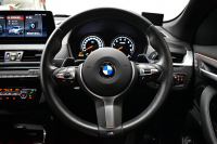 BMW X1 Xdrive25i  Mｽﾎﾟｰﾂ 後期LCI 高出力ｶﾞｿﾘﾝｴﾝｼﾞﾝ  ﾌｪｲｽﾘﾌﾄ後ﾓﾃﾞﾙ  1ｵｰﾅｰ 4WD 有償ｶﾗｰ「ﾐﾈﾗﾙﾎﾜｲﾄﾊﾟｰﾙ」 ﾊｲﾗｲﾝ&ｺﾝﾌｫｰﾄP 追従ACC HUD ﾋｰﾀｰ付電動黒革 ﾀｯﾁﾊﾟﾈﾙHDDﾅﾋﾞBｶﾒﾗ Pｱｼｽﾄ 衝突軽減B 車線逸脱&歩行者警告 電動Rｹﾞｰﾄ 18AW 2年保証