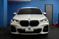 BMW X1 Xdrive25i  Mｽﾎﾟｰﾂ 後期LCI 高出力ｶﾞｿﾘﾝｴﾝｼﾞﾝ  ﾌｪｲｽﾘﾌﾄ後ﾓﾃﾞﾙ  1ｵｰﾅｰ 4WD 有償ｶﾗｰ「ﾐﾈﾗﾙﾎﾜｲﾄﾊﾟｰﾙ」 ﾊｲﾗｲﾝ&ｺﾝﾌｫｰﾄP 追従ACC HUD ﾋｰﾀｰ付電動黒革 ﾀｯﾁﾊﾟﾈﾙHDDﾅﾋﾞBｶﾒﾗ Pｱｼｽﾄ 衝突軽減B 車線逸脱&歩行者警告 電動Rｹﾞｰﾄ 18AW 2年保証