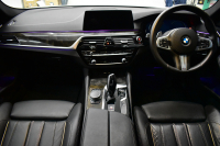 BMW 5シリーズ 523d Mｽﾎﾟｰﾂ ﾊｲﾗｲﾝP 全席ﾋｰﾀｰ付黒革 HUD LEDﾍｯﾄﾞﾗｲﾄ 追従ACC ｿﾌﾄｸﾛｰｽﾞﾄﾞｱ 液晶ﾒｰﾀｰ ｼﾞｪｽﾁｬ-C付ﾀｯﾁﾊﾟﾈﾙ対応iﾄﾞﾗｲﾌﾞHDDﾅﾋﾞﾌﾙｾｸﾞ 全周囲ｶﾒﾗ3Dﾋﾞｭｰ 車線変更&逸脱警告 衝突軽減ﾌﾞﾚｰｷ 電動ﾄﾗﾝｸ 2年保証