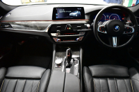 BMW 5シリーズ 530i Mｽﾎﾟｰﾂ ｲﾉﾍﾞｰｼｮﾝ＆ﾊｲﾗｲﾝP 高出力ﾓﾃﾞﾙ  型式変更後(JR20) 全席ﾋｰﾀｰ付黒革 LEDﾍｯﾄﾞﾗｲﾄ 追従ACC  HUD Mｽﾎﾟｰﾂﾌﾞﾚｰｷ 19AW 全面液晶ﾒｰﾀｰ LCW ｼﾞｪｽﾁｬｰC付ﾀｯﾁﾊﾟﾈﾙ対応iﾄﾞﾗｲﾌﾞﾅﾋﾞﾌﾙｾｸﾞ全周囲ｶﾒﾗ Pｱｼｽﾄ ﾜｲﾔﾚｽ充電 電動ﾄﾗﾝｸ 2年保証