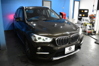 BMW X1 Xﾄﾞﾗｲﾌﾞ18d xﾗｲﾝ 中期ﾓﾃﾞﾙ 4WD ﾋｰﾀｰ付黒革 ｱﾄﾞﾊﾞﾝｽﾄﾞｱｸﾃｨﾌﾞｾｰﾌﾃｨ&ｺﾝﾌｫｰﾄ&ﾊｲﾗｲﾝP 追従ACC HUD 18AW NEWﾃﾞｻﾞｲﾝﾒｰﾀｰ LEDﾍｯﾄﾞﾗｲﾄ ﾀｯﾁﾊﾟﾈﾙHDDﾅﾋﾞBｶﾒﾗ 前後PDC  衝突軽減B 車線逸脱&歩行者警告 電動Rｹﾞｰﾄ ｽﾏｰﾄｷｰ 2年保証