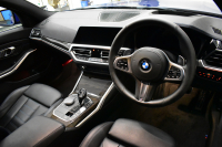 BMW 3シリーズ 320d Xﾄﾞﾗｲﾌﾞ Mｽﾎﾟｰﾂ 4WD ﾃﾞﾋﾞｭｰ&ｺﾝﾌｫｰﾄP Mﾊﾟﾌｫｰﾏﾝｽﾚｯﾄﾞｷｬﾘﾊﾟｰ 全周囲ｶﾒﾗ ﾋｰﾀｰ付黒革ｼｰﾄ 19AW 電動ﾄﾗﾝｸ ﾜｲﾔﾚｽ充電 追従ACC LEDﾍｯﾄﾞﾗｲﾄ HUD ﾗｲﾌﾞｺｯｸﾋﾟｯﾄ ｱｯﾌﾟﾙｶｰﾌﾟﾚｲ LCW 2年保証
