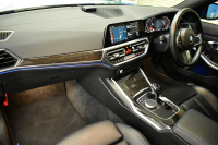 BMW 3シリーズ 320d Xﾄﾞﾗｲﾌﾞ Mｽﾎﾟｰﾂ 4WD ﾃﾞﾋﾞｭｰ&ｲﾉﾍﾞｰｼｮﾝ&ｺﾝﾌｫｰﾄP ｻﾝﾙｰﾌ ﾚｰｻﾞｰLEDﾗｲﾄ HUD ﾋｰﾀｰ付黒革 全周囲ｶﾒﾗ  追従ACC LCW 19AW ﾗｲﾌﾞｺｯｸﾋﾟｯﾄﾀｯﾁﾊﾟﾈﾙﾅﾋﾞ ｱｯﾌﾟﾙｶｰﾌﾟﾚｲ 電動ﾄﾗﾝｸ ﾜｲﾔﾚｽ充電 2年保証