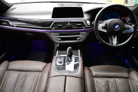 BMW 7シリーズ 740i Mｽﾎﾟｰﾂ ﾘｱｺﾝﾌｫｰﾄP 後席ﾓﾆﾀｰ ｻﾝR 3Dﾃﾞｻﾞｲﾝ製Fﾘｯﾌﾟ ｱﾙﾋﾟﾅﾒｰﾀｰ BMWﾚｰｻﾞｰLED 前席ﾏｯｻｰｼﾞ 全席ﾋｰﾀｰ&ﾍﾞﾝﾁﾚｰｼｮﾝ茶革 ACC HUD ﾊｰﾏﾝｶｰﾄﾞﾝ ｼﾞｪｽﾁｬｰCﾀｯﾁﾊﾟﾈﾙﾅﾋﾞ 液晶ﾒｰﾀｰ 20AW ﾃﾞｨｽﾌﾟﾚｲｷｰ 2年保証