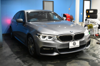 BMW 5シリーズ 523i Mｽﾎﾟｰﾂ ﾊｲﾗｲﾝP 全席ﾋｰﾀｰ付黒革 追従ACC HUD LEDﾍｯﾄﾞﾗｲﾄ  ｼﾞｪｽﾁｬｰC付ﾀｯﾁﾊﾟﾈﾙHDDﾅﾋﾞ全周囲ｶﾒﾗ ﾜｲﾔﾚｽ充電 車線変更&逸脱&歩行者警告 Pｱｼｽﾄ 液晶ﾒｰﾀｰ 19AW 2年保証